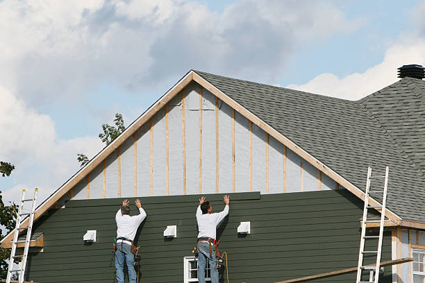 Professional Siding technician working in Mayesville, SC